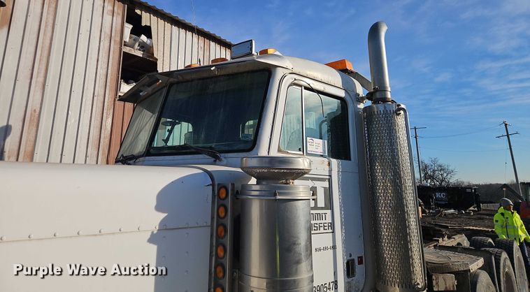 image for item EB8469 1992 Peterbilt 379 semi truck