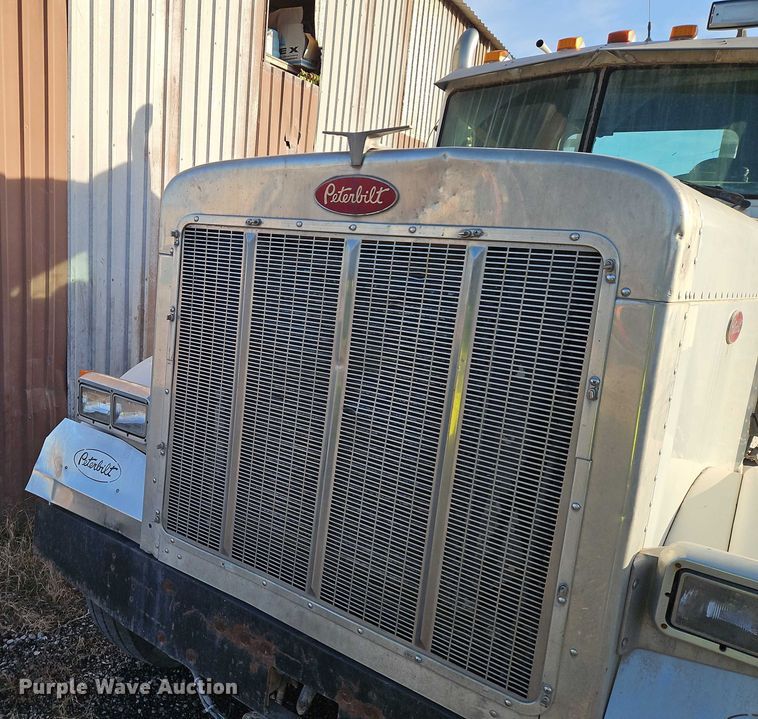 image for item EB8469 1992 Peterbilt 379 semi truck