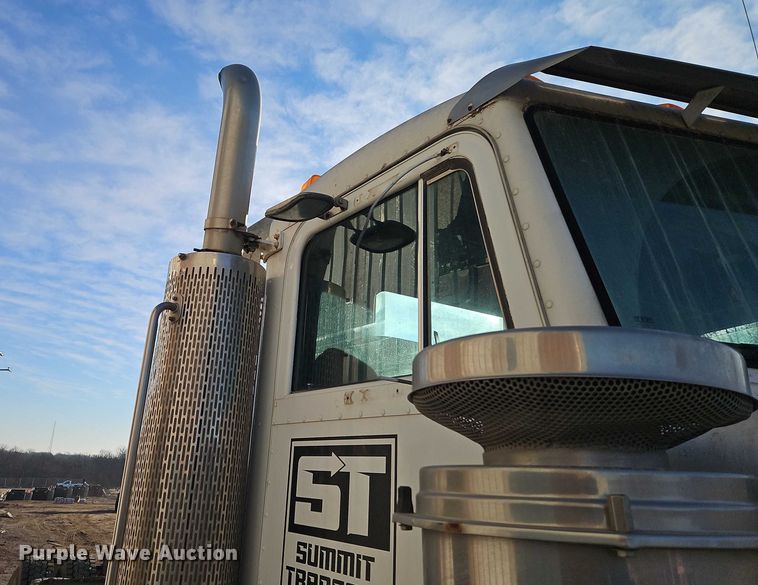 image for item EB8469 1992 Peterbilt 379 semi truck