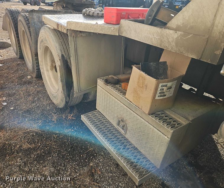 image for item EB8469 1992 Peterbilt 379 semi truck