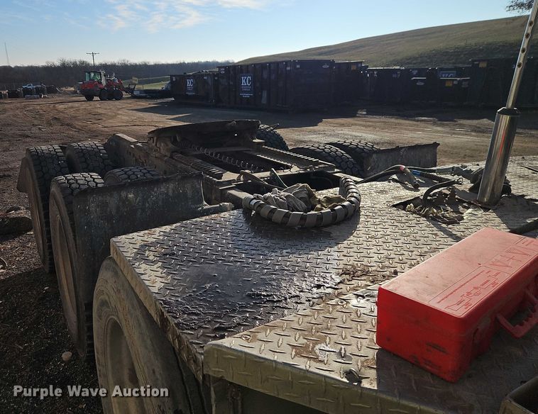 image for item EB8469 1992 Peterbilt 379 semi truck