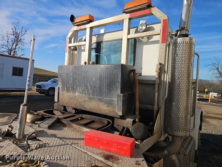 image for item EB8469 1992 Peterbilt 379 semi truck