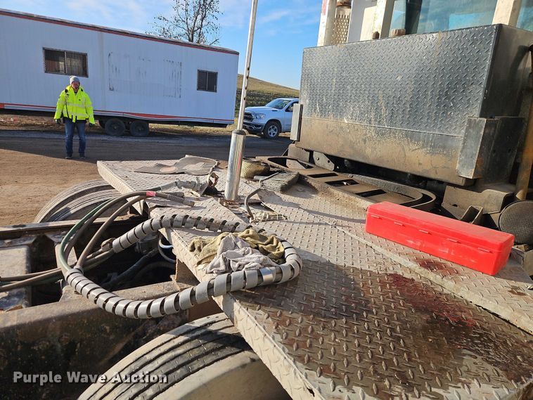 image for item EB8469 1992 Peterbilt 379 semi truck