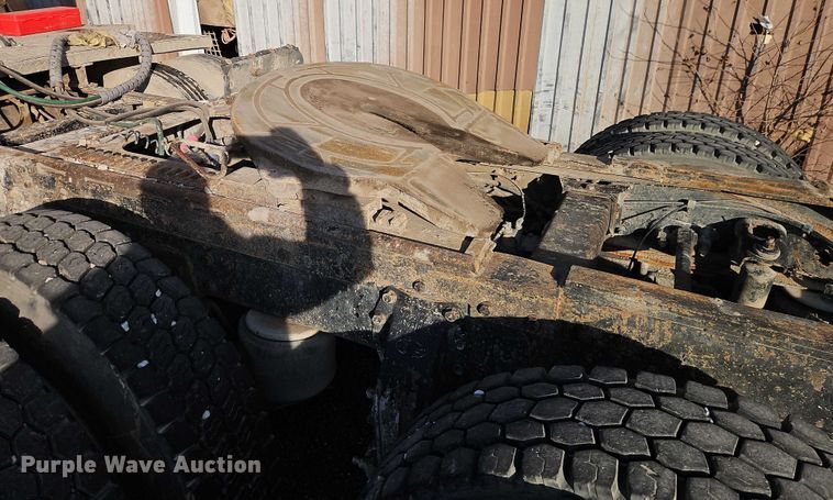 image for item EB8469 1992 Peterbilt 379 semi truck