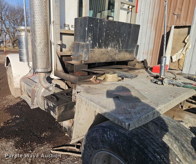 image for item EB8469 1992 Peterbilt 379 semi truck