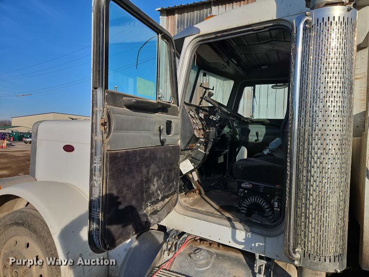 image for item EB8469 1992 Peterbilt 379 semi truck