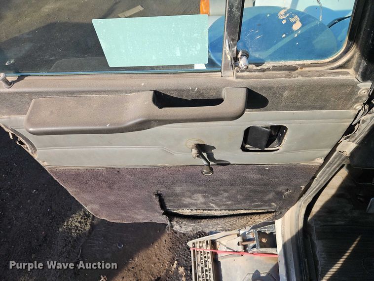 image for item EB8469 1992 Peterbilt 379 semi truck