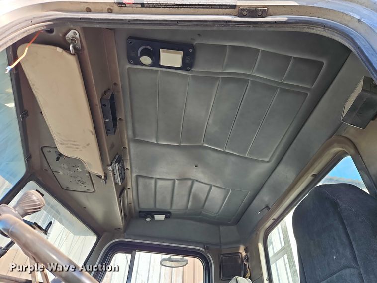 image for item EB8469 1992 Peterbilt 379 semi truck