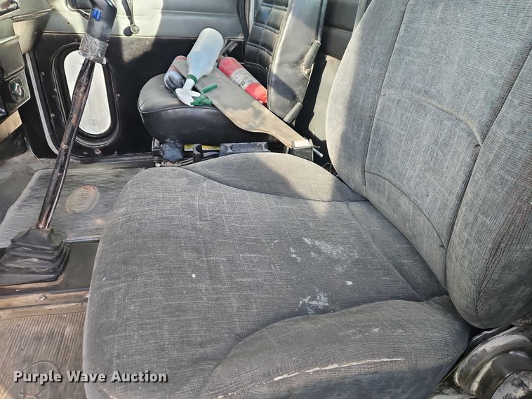 image for item EB8469 1992 Peterbilt 379 semi truck