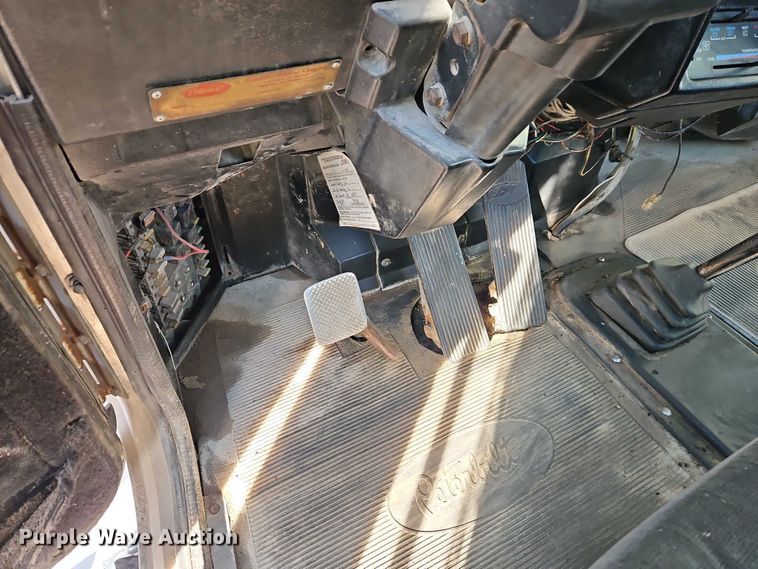 image for item EB8469 1992 Peterbilt 379 semi truck