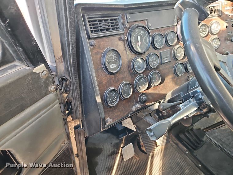 image for item EB8469 1992 Peterbilt 379 semi truck