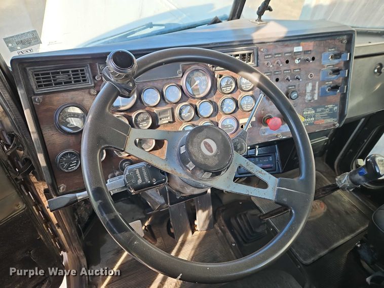 image for item EB8469 1992 Peterbilt 379 semi truck