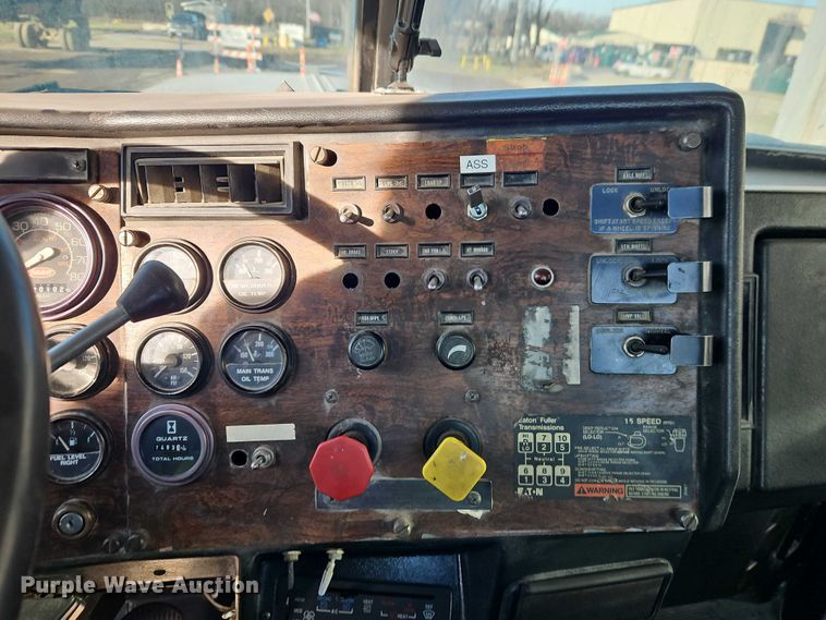 image for item EB8469 1992 Peterbilt 379 semi truck