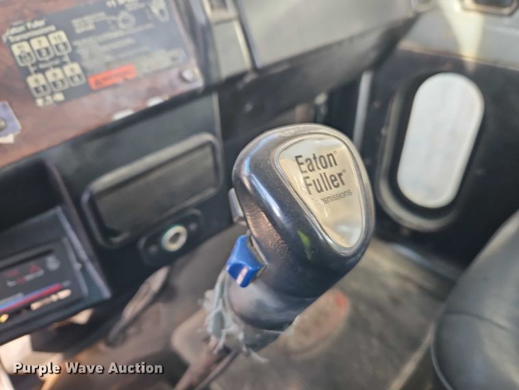 image for item EB8469 1992 Peterbilt 379 semi truck