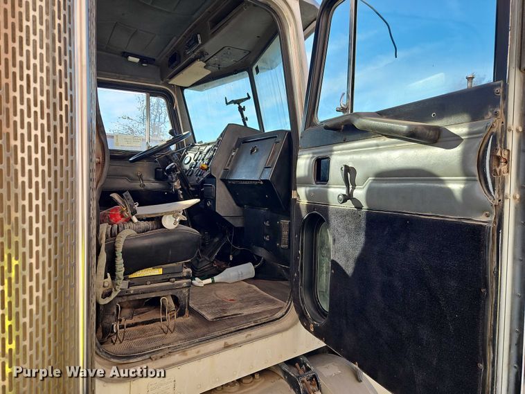 image for item EB8469 1992 Peterbilt 379 semi truck