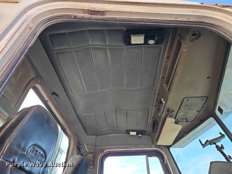 image for item EB8469 1992 Peterbilt 379 semi truck