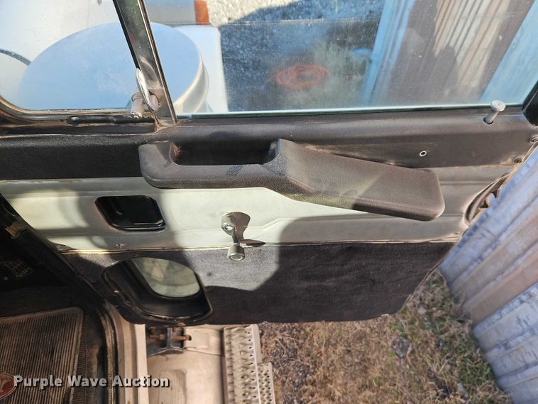 image for item EB8469 1992 Peterbilt 379 semi truck