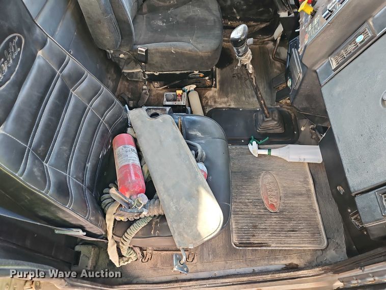 image for item EB8469 1992 Peterbilt 379 semi truck