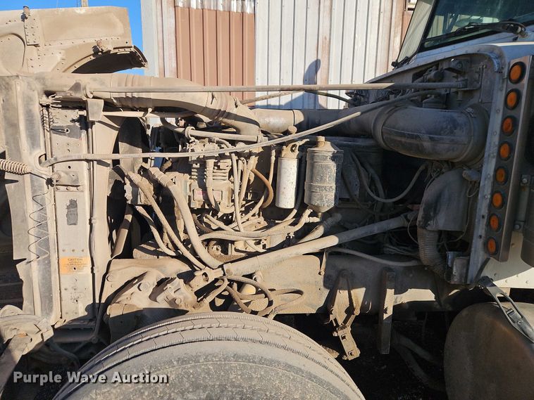 image for item EB8469 1992 Peterbilt 379 semi truck