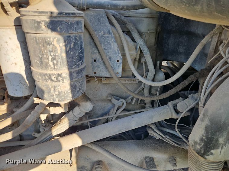 image for item EB8469 1992 Peterbilt 379 semi truck