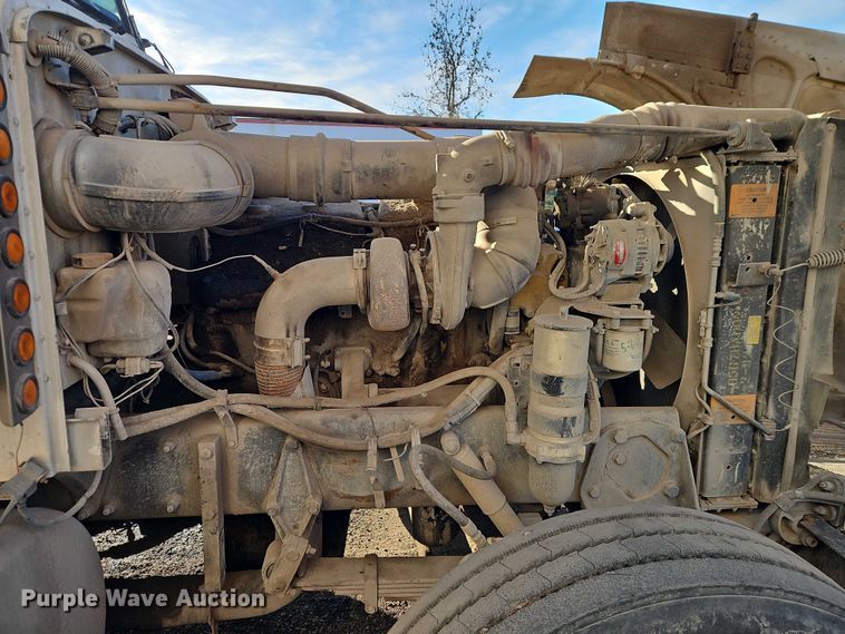 image for item EB8469 1992 Peterbilt 379 semi truck