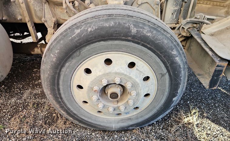 image for item EB8469 1992 Peterbilt 379 semi truck