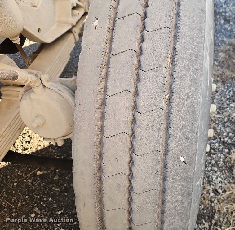 image for item EB8469 1992 Peterbilt 379 semi truck