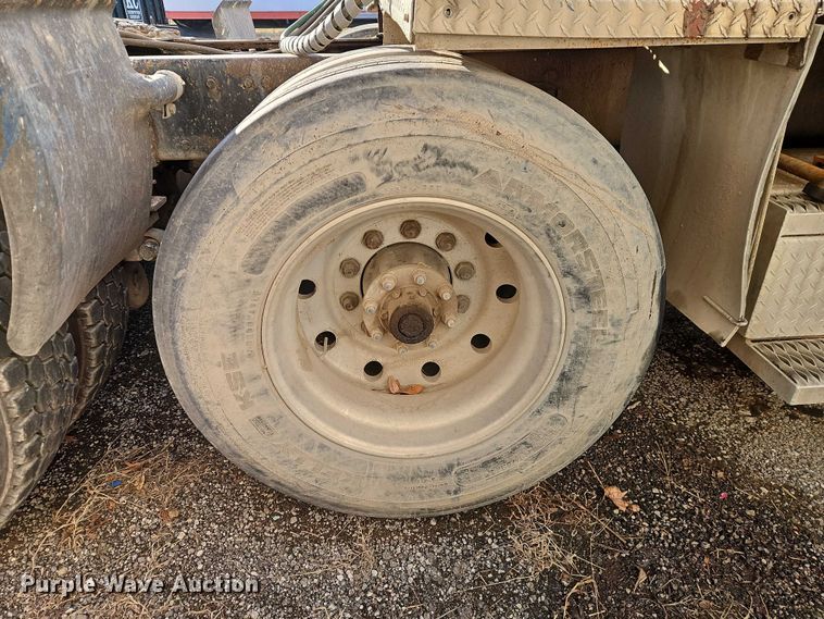 image for item EB8469 1992 Peterbilt 379 semi truck