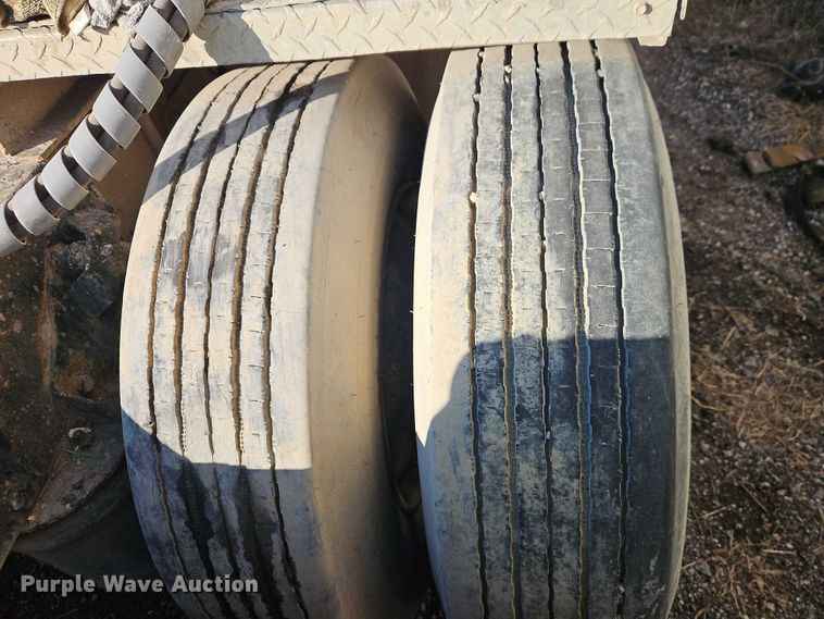 image for item EB8469 1992 Peterbilt 379 semi truck