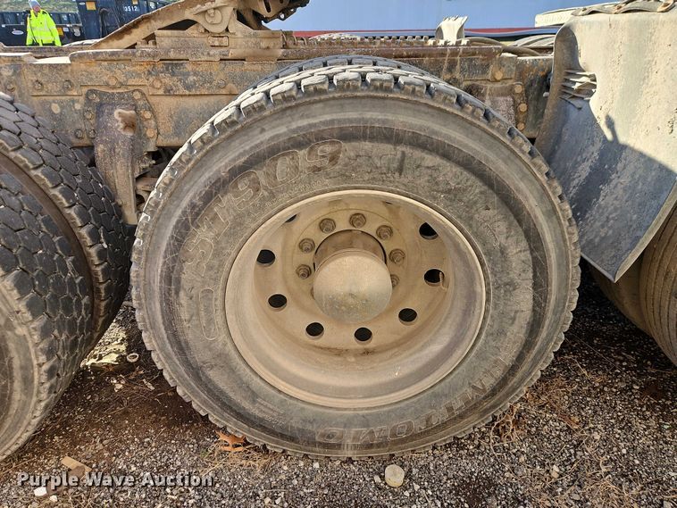 image for item EB8469 1992 Peterbilt 379 semi truck