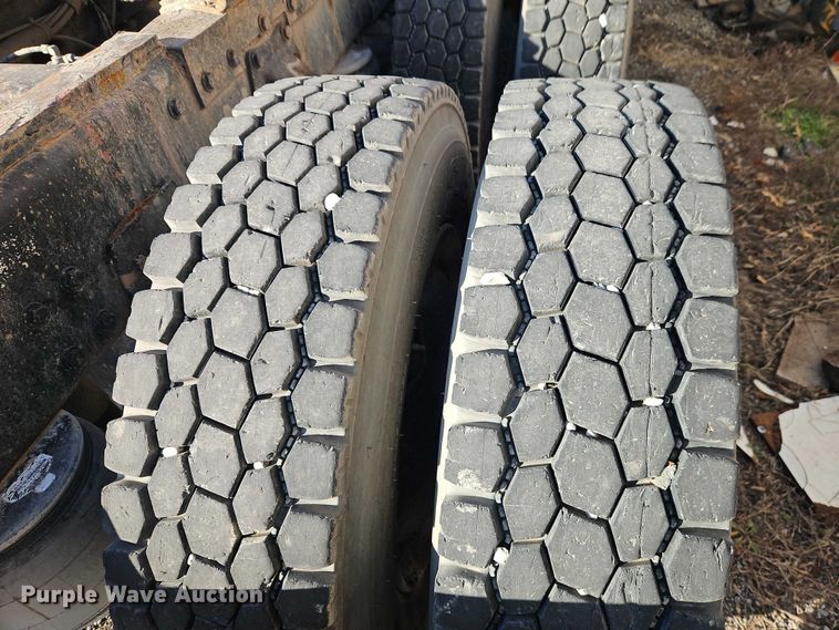 image for item EB8469 1992 Peterbilt 379 semi truck