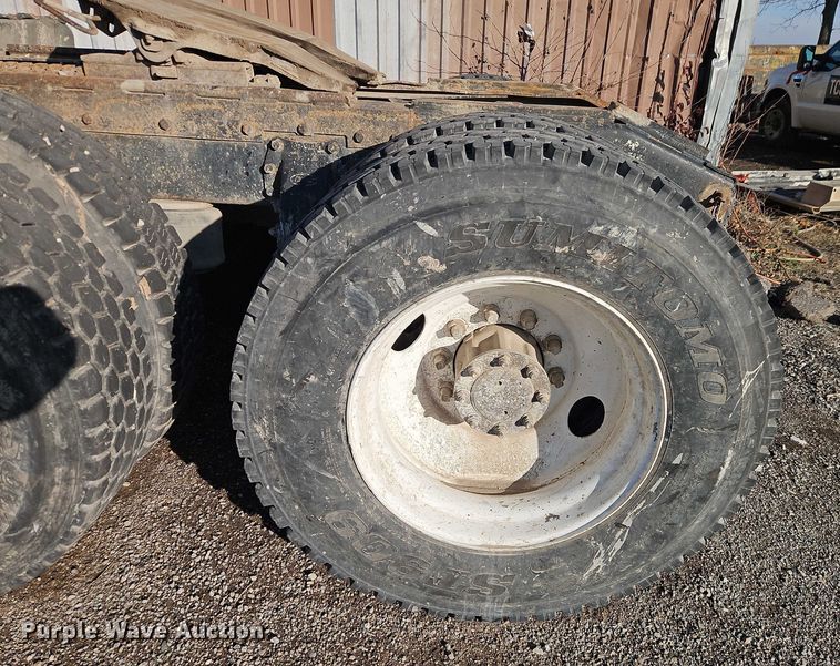 image for item EB8469 1992 Peterbilt 379 semi truck