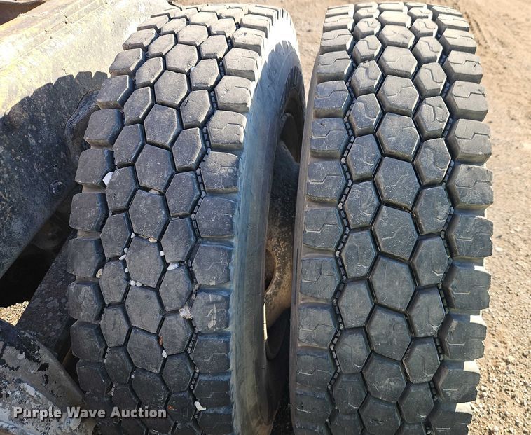 image for item EB8469 1992 Peterbilt 379 semi truck