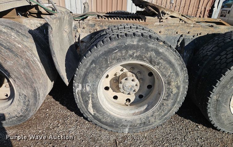 image for item EB8469 1992 Peterbilt 379 semi truck