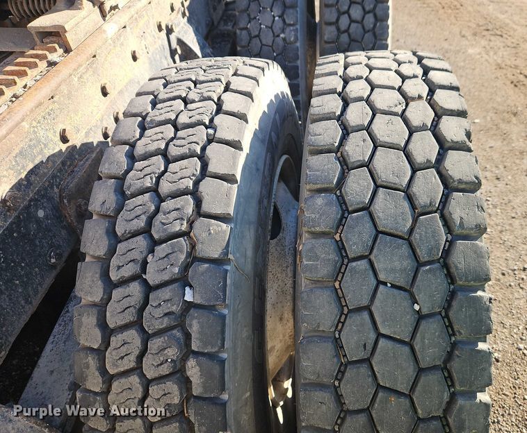 image for item EB8469 1992 Peterbilt 379 semi truck