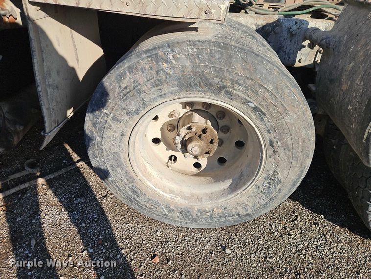 image for item EB8469 1992 Peterbilt 379 semi truck