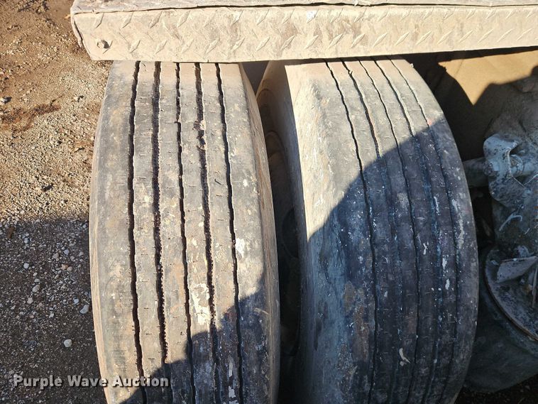 image for item EB8469 1992 Peterbilt 379 semi truck