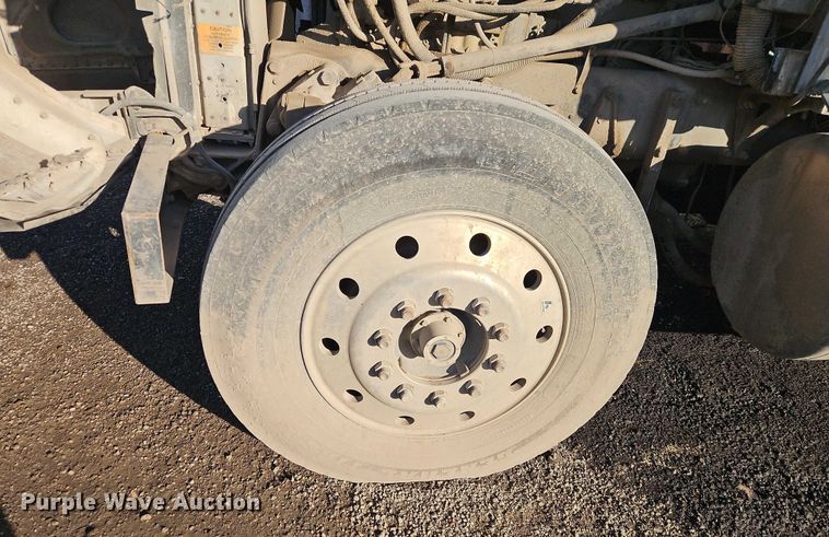 image for item EB8469 1992 Peterbilt 379 semi truck