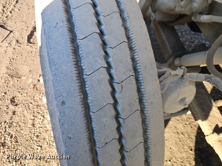 image for item EB8469 1992 Peterbilt 379 semi truck