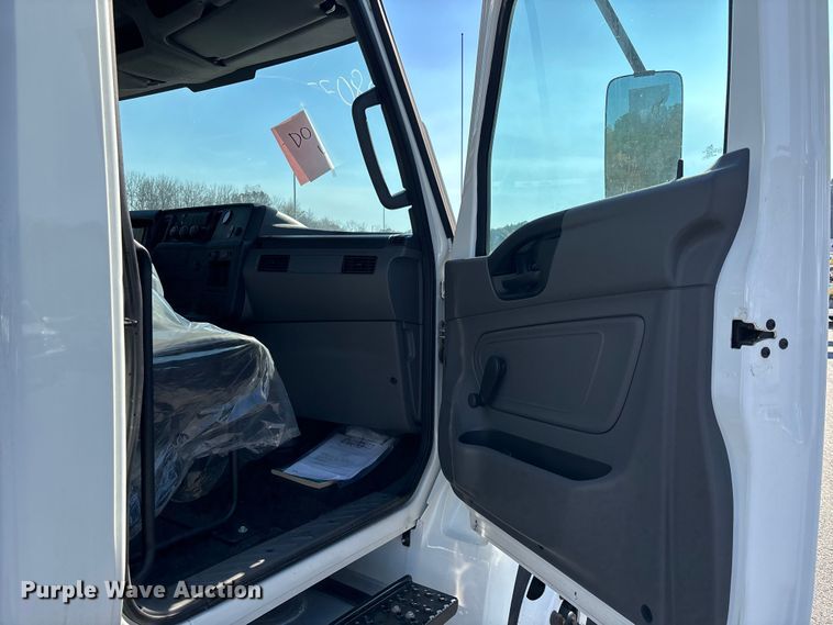 image for item EC3921 2023 International MV607 truck cab and chassis