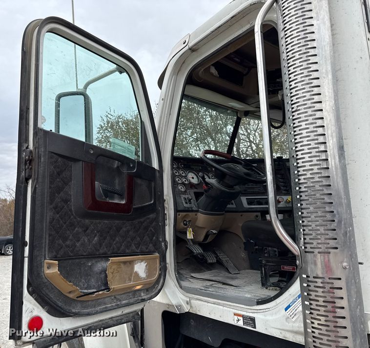 image for item EC4472 2013 Freightliner Coronado semi truck