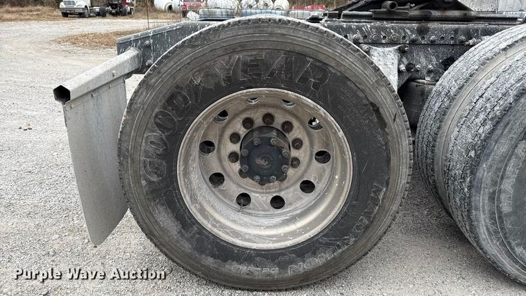 image for item EC4472 2013 Freightliner Coronado semi truck