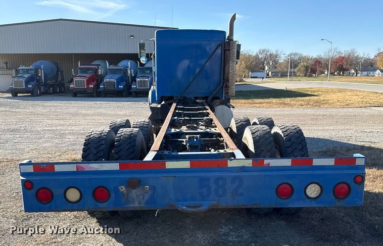 image for item EC4475 2006 Kenworth T800 semi truck