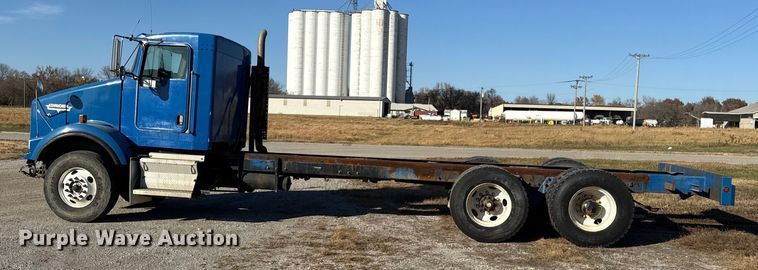 image for item EC4475 2006 Kenworth T800 semi truck