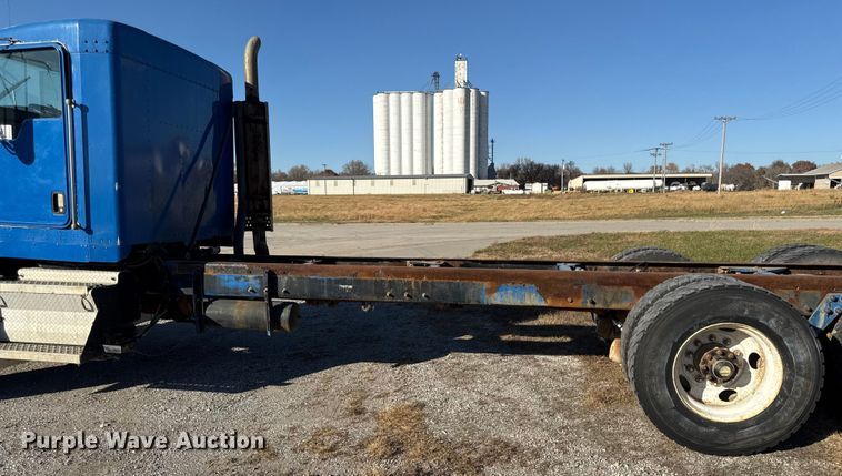 image for item EC4475 2006 Kenworth T800 semi truck