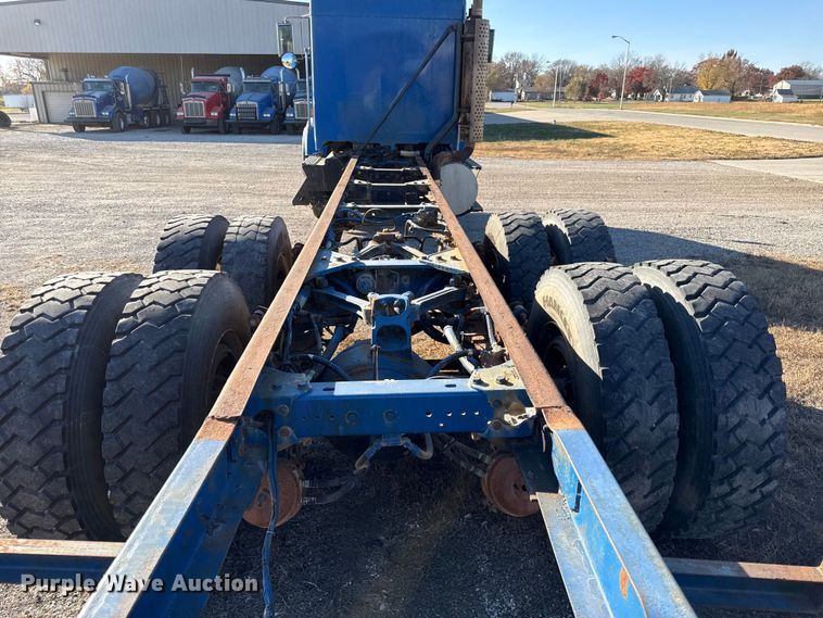 image for item EC4475 2006 Kenworth T800 semi truck