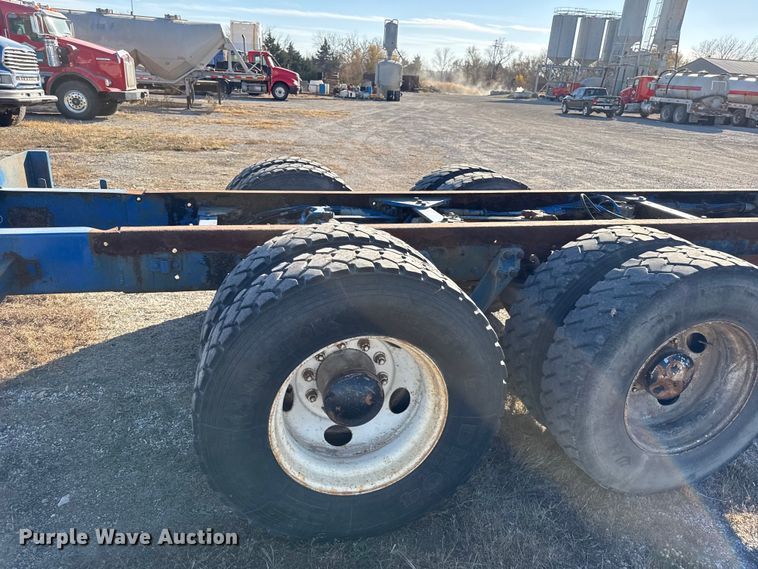 image for item EC4475 2006 Kenworth T800 semi truck