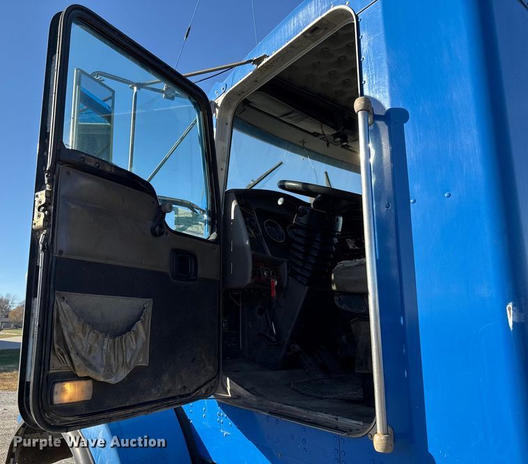 image for item EC4475 2006 Kenworth T800 semi truck