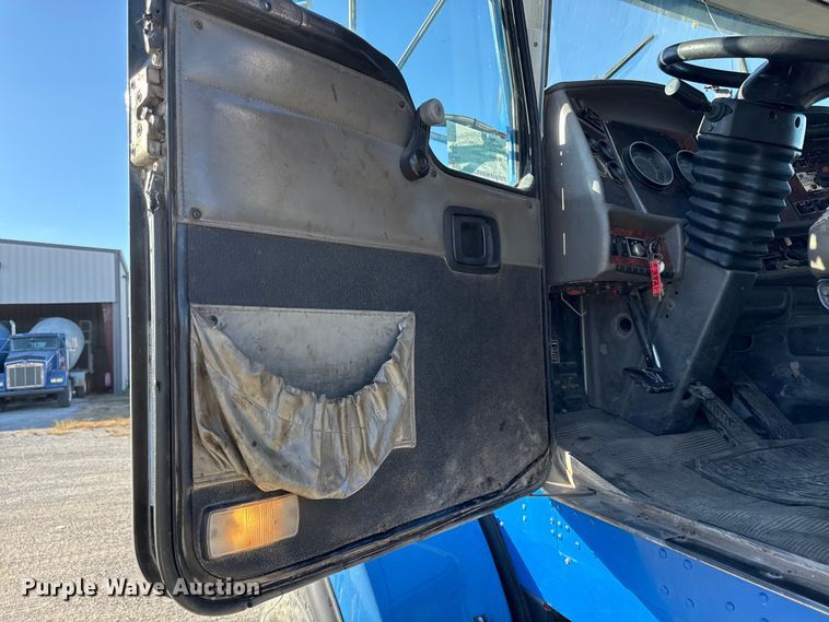 image for item EC4475 2006 Kenworth T800 semi truck