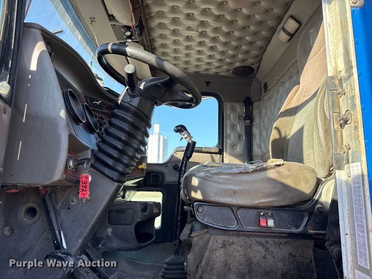 image for item EC4475 2006 Kenworth T800 semi truck